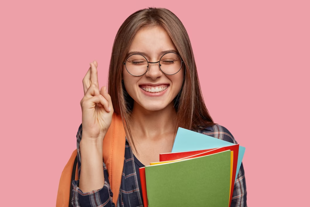 Mulher estudante cruza os dedos