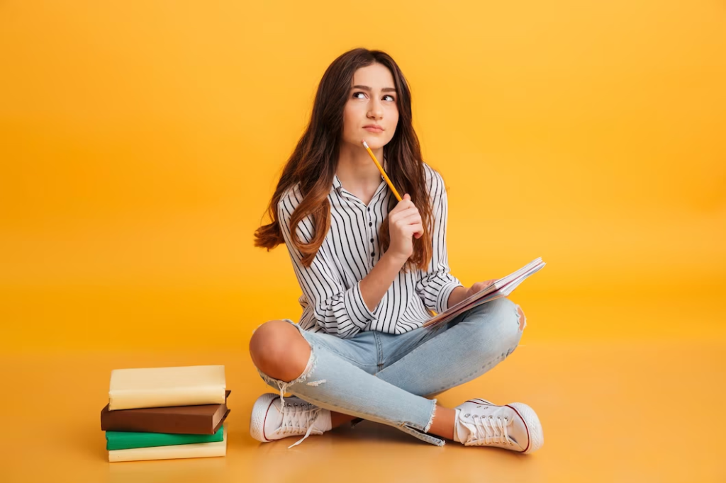 Mulher pensativa com livros