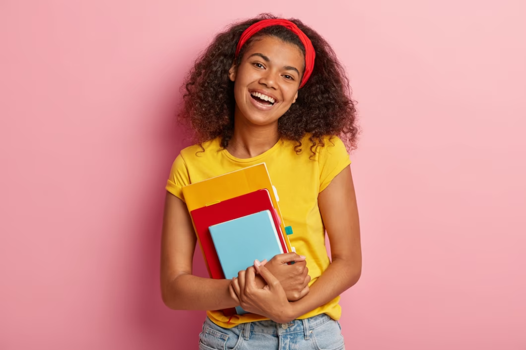 Mulher com livros em mãos