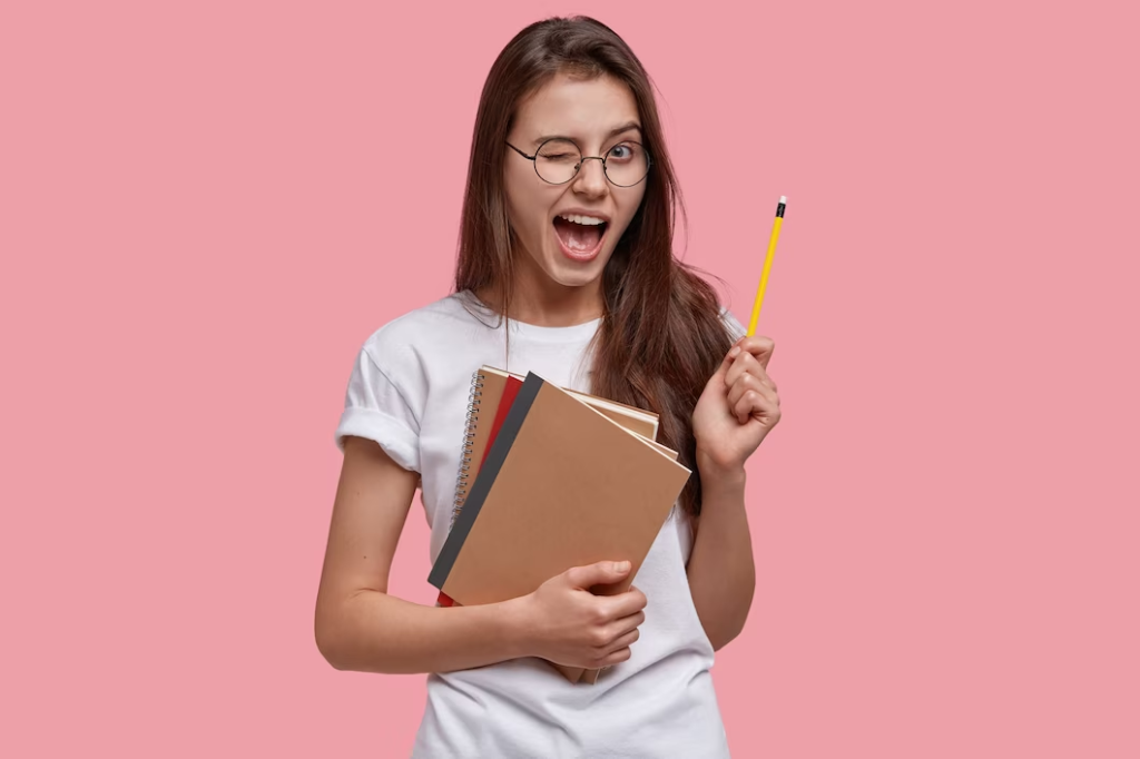 Mulher estudante com livros na mão