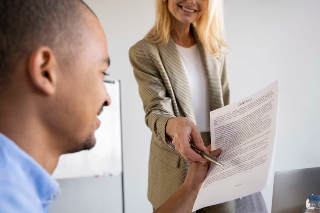 Mulher entrega Currículo vitae simples para recrutador