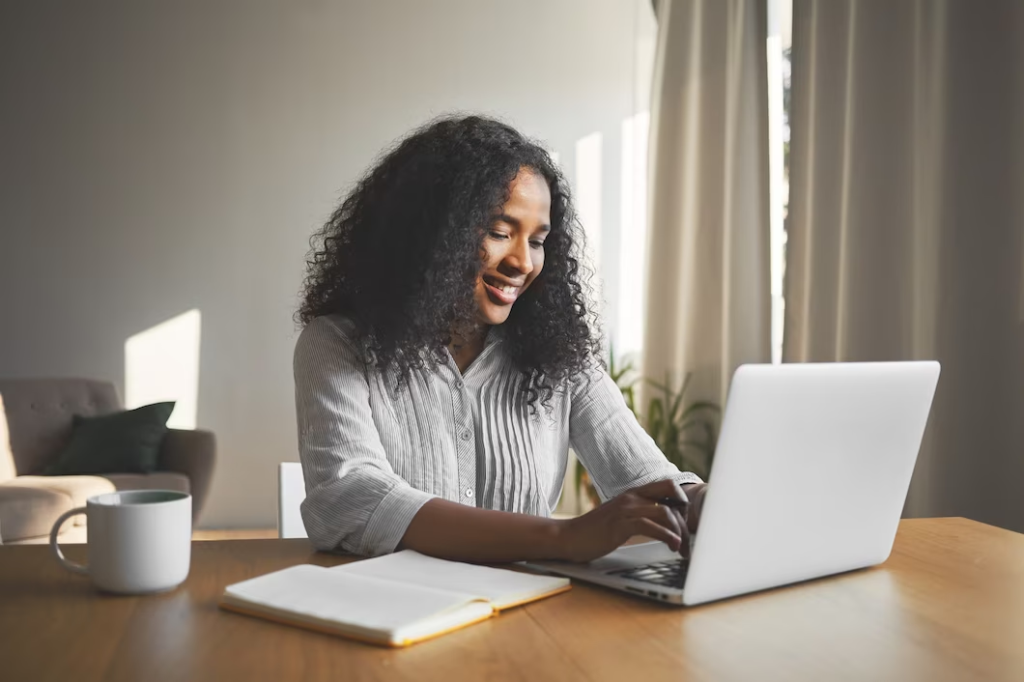 Mulher cria Currículo online em computador