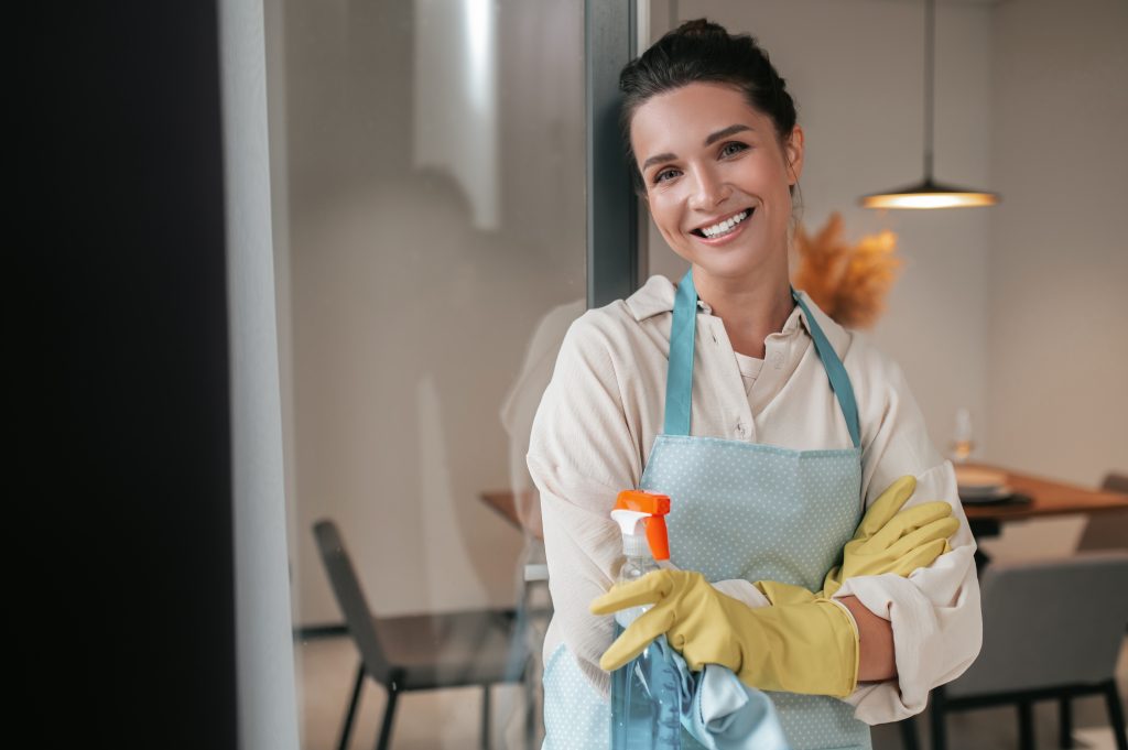 Mulher segura produtos de limpeza