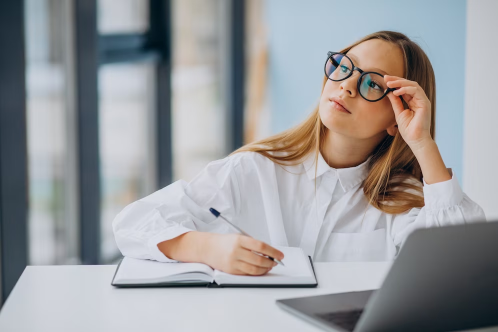 moça de óculos estudando